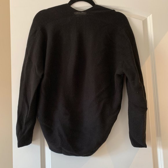 Black sweater from Uniqlo - Picture 2 of 3